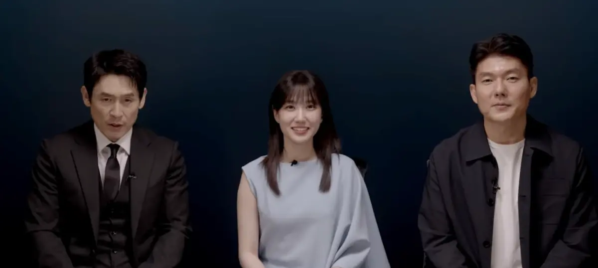 ▲韓國女演員朴恩斌（中）在新戲《狂醫魔徒》顛覆形象，化身殺人魔天才醫生，與影帝薛景求（左）展開驚悚醫療對決！（圖／翻攝自Disney+ Youtube）