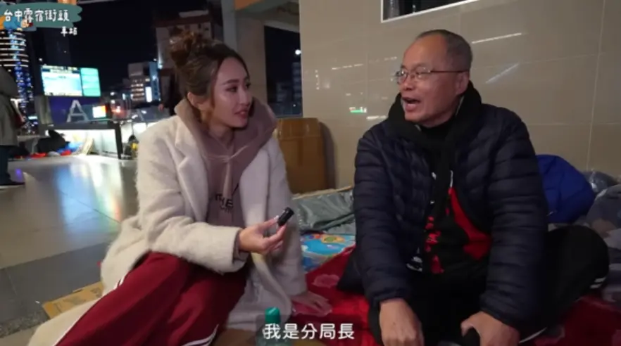 ▲藝人薔薔訪問街友，對方自稱曾是台南學甲分局局長，曾插乾股投資賭博慘賠4500萬淪街友，不過遭到台南和台中警方打臉，指出陳男所言均屬虛構。（圖／翻攝Youtube「林嘉凌 薔薔Maze」畫面）