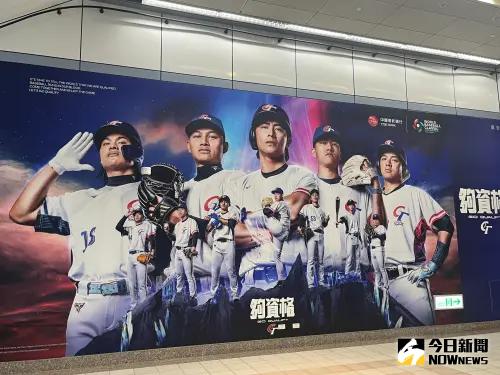 ▲捷運國父紀念館站5號出口連通道外已經換成球員海報。（圖／記者朱祖儀攝）