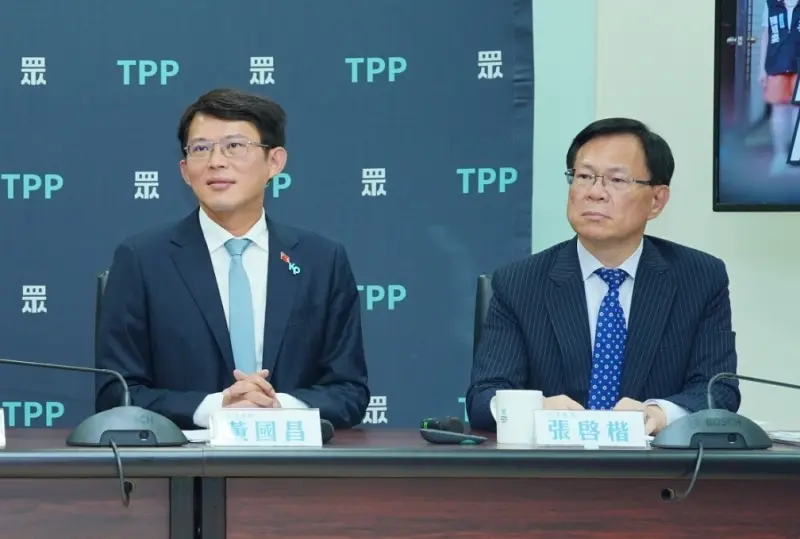 ▲民眾黨主席黃國昌（左）表示，會提到高中時背三民主義的事，是因為總統賴清德。（圖／民眾黨團提供，2025.02.21）