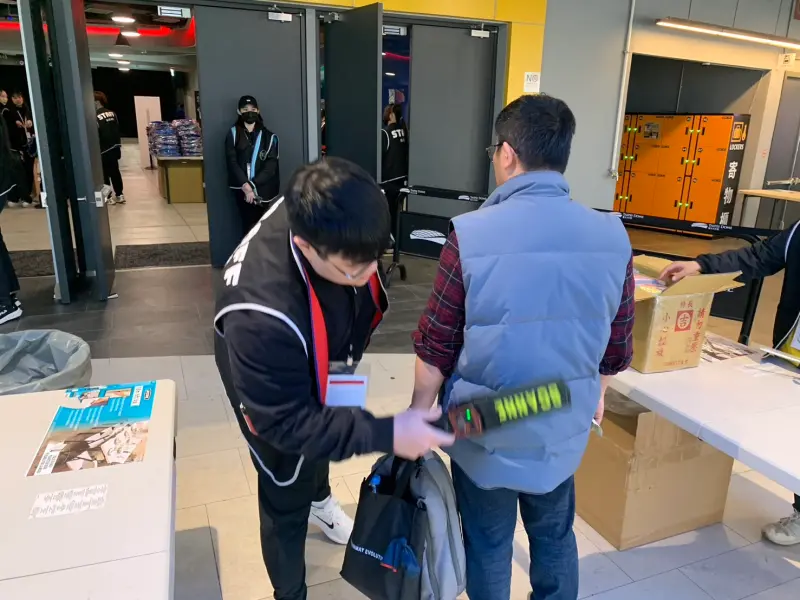 ▲經典賽資格賽今日開打，球迷入場前需經過安檢。（圖／記者陳柏翰攝）