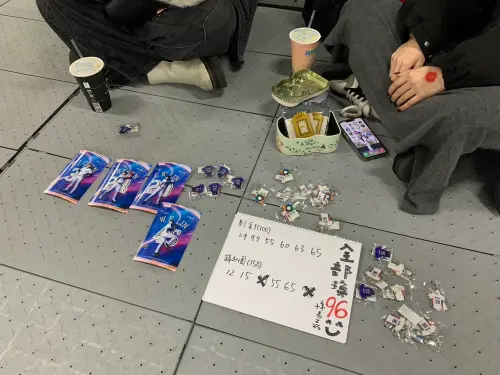 ▲場外扭蛋區已經有球迷開始交換戰利品（圖／記者陳柏翰攝）