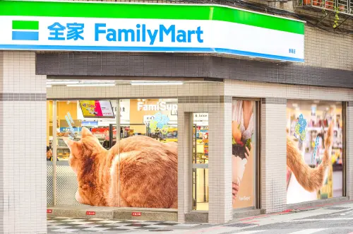 ▲歡慶貓之日「全家」康陽店設計巨大貓咪佈置。（圖／全家提供）