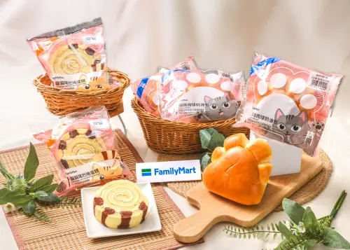 ▲全家貓之日新品「喵咪肉球奶油包」、「貓貓尾巴捲蛋糕」。（圖／全家提供）
