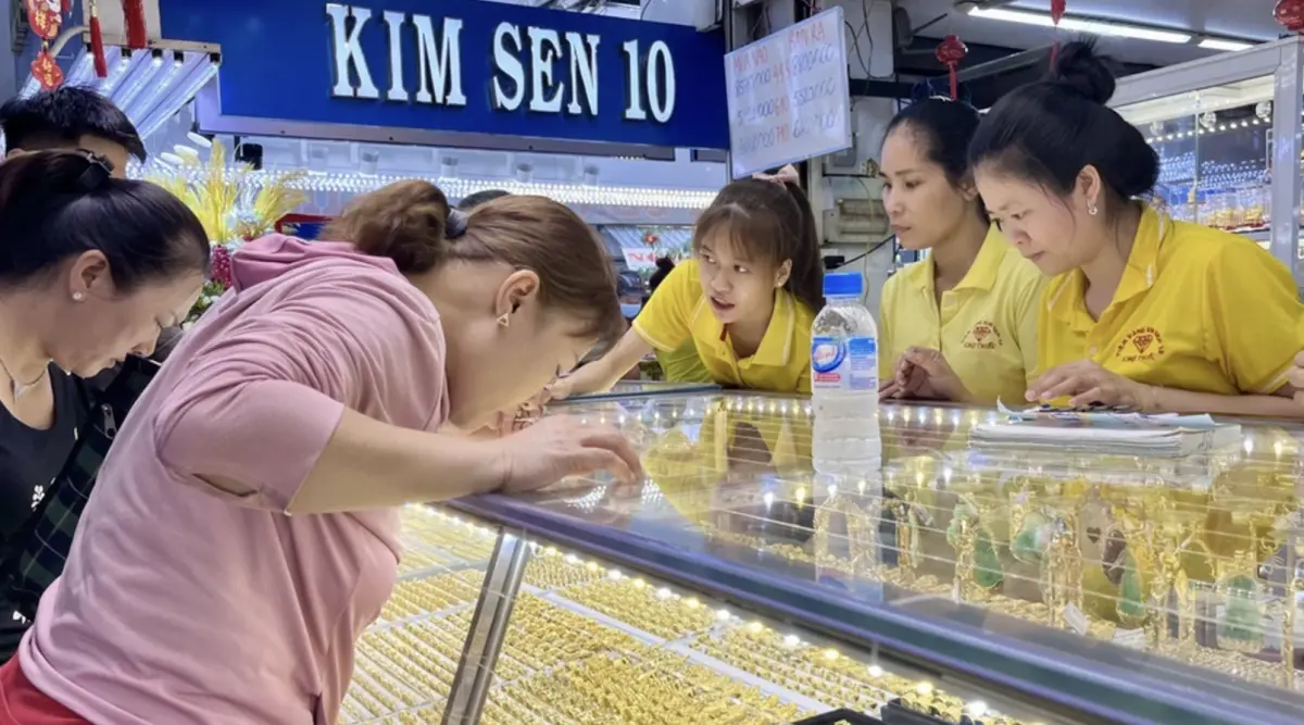 ▲越南近期又出現搶金潮，讓店家只能祭出限購令。（圖／翻攝自越通社）