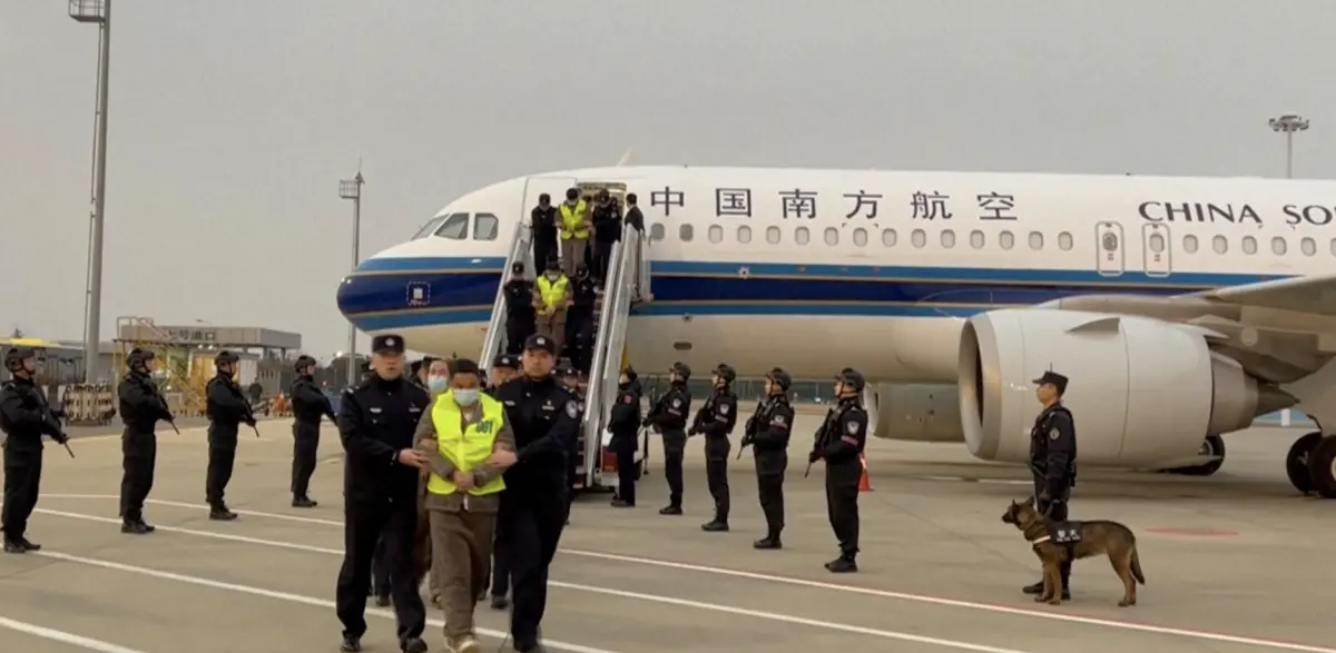 ▲200名緬甸詐騙犯被遣送回中國。（圖／翻攝自影片）