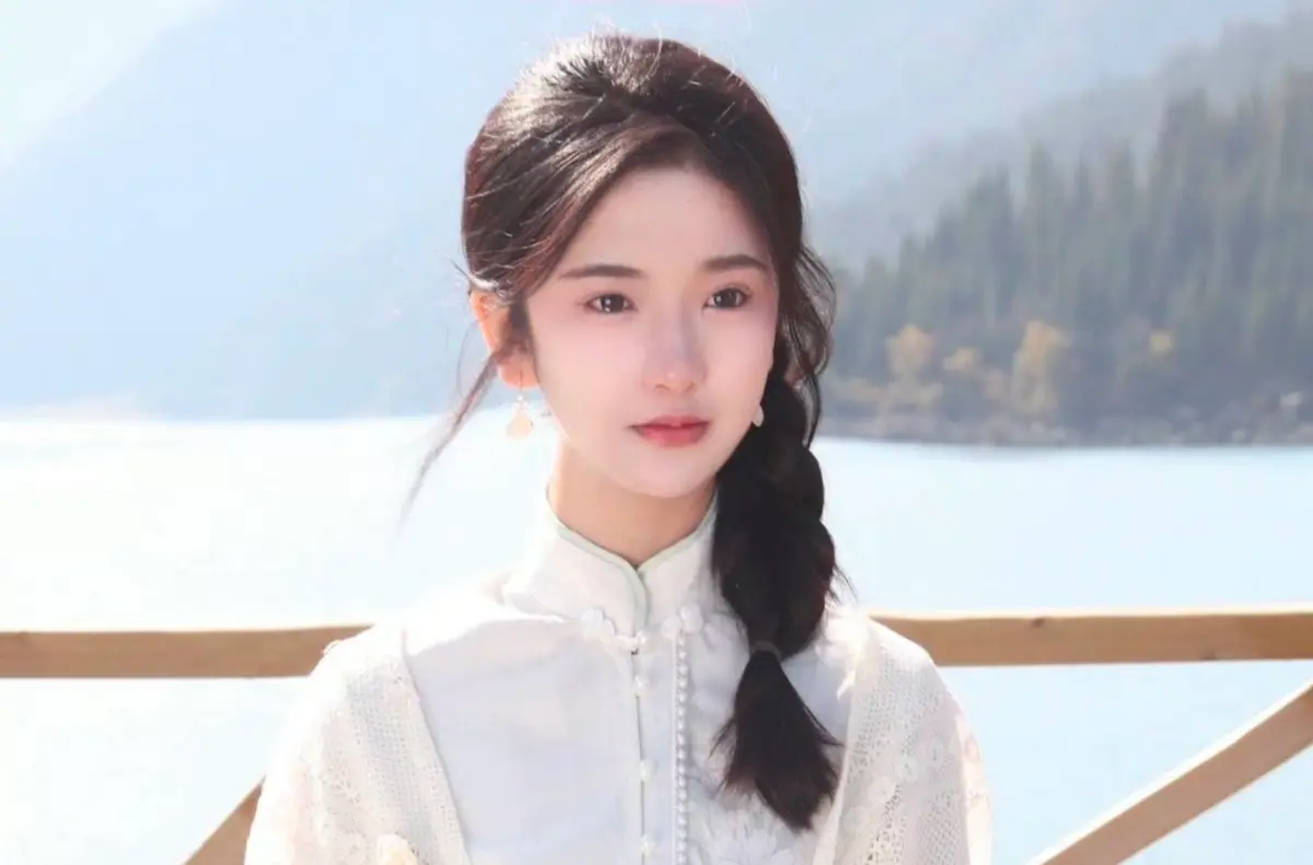 ▲曾演出周星馳電影《美人魚》鄭總的鄭冀峰因涉及猥褻兒童遭逮，闞琳娜（如圖）透露12歲時也被伸狼爪，受害者不只她一個人。（圖／微博）