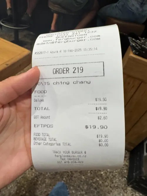 一名台灣民眾在紐西蘭知名漢堡店Fergburger消費時,遭店員在帳單上打上歧視亞裔的字眼。(圖/翻攝自Threads) ▲一名台灣民眾在紐西蘭知名漢堡店Fergburger消費時,遭店員在帳單上打上歧視亞裔的字眼。(圖/翻攝自Threads)