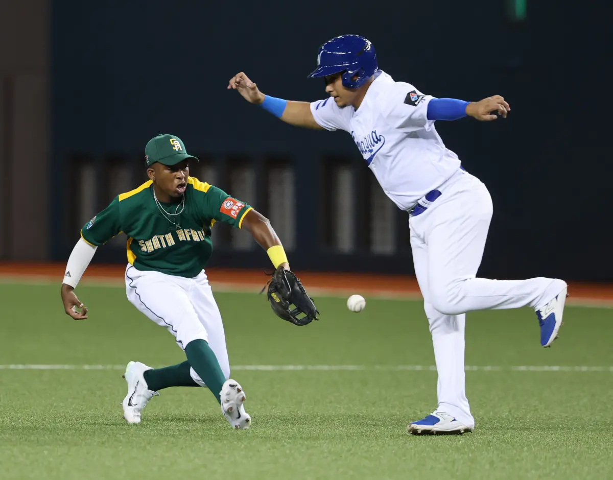 ▲尼加拉瓜跑者雷頓險些撞上南非二壘手恩戈佩。（圖／大會提供）