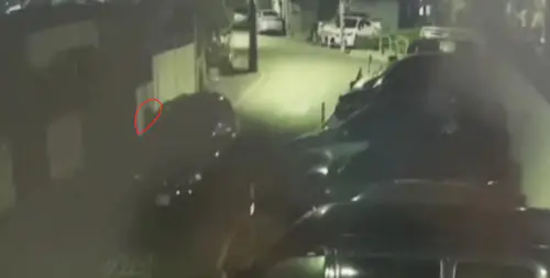 陳姓男子(紅圈處)追情敵車攀附行李架上▲(土城分局提供)