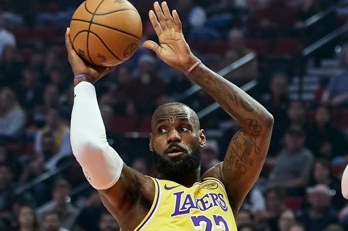 ▲洛杉磯湖人在敗給夏洛特黃蜂後，沒有時間沉浸於失敗，今（21）日對上波特蘭拓荒者，上半場打完，湖人以55：47暫時在客場領先，不過下半場拓荒者反撲，兩隊激戰到末節最後一刻，湖人才以110：102驚險取勝，結束2連敗。（圖／美聯社／達志影像）