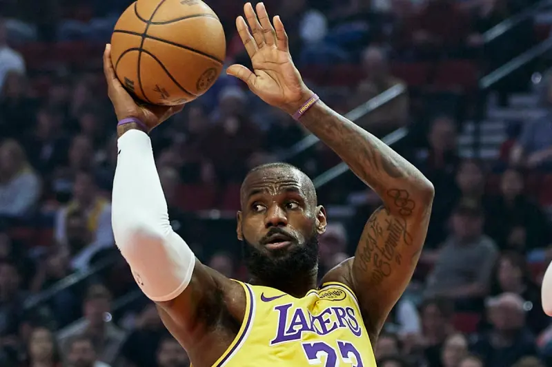 ▲洛杉磯湖人在敗給夏洛特黃蜂後，沒有時間沉浸於失敗，今（21）日對上波特蘭拓荒者，上半場打完，湖人以55：47暫時在客場領先，不過下半場拓荒者反撲，兩隊激戰到末節最後一刻，湖人才以110：102驚險取勝，結束2連敗。（圖／美聯社／達志影像）