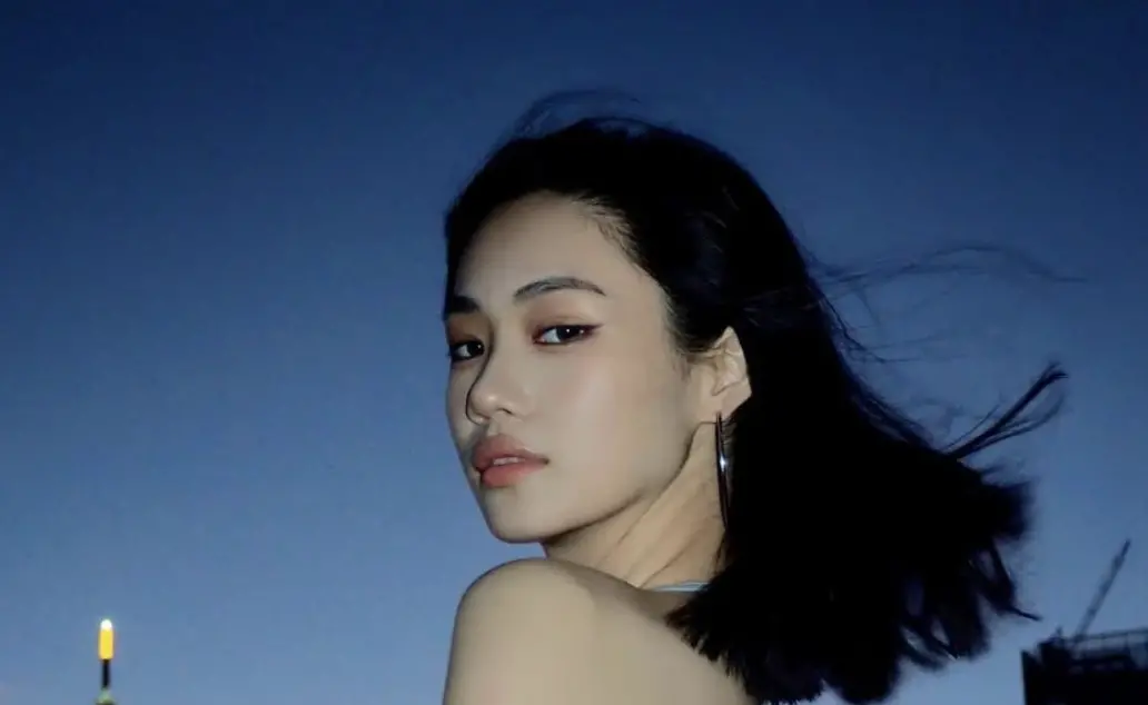 ▲ 網紅水兒（如圖）因清新氣質與精緻五官走紅，曾與鹿希派有六年戀情，成為「吳宗憲無緣媳」，引起不少粉絲關注。她昨（20）日在社群平台上分享冬季如廁技巧，展示如何優雅不弄髒衣物。（圖／水兒IG）