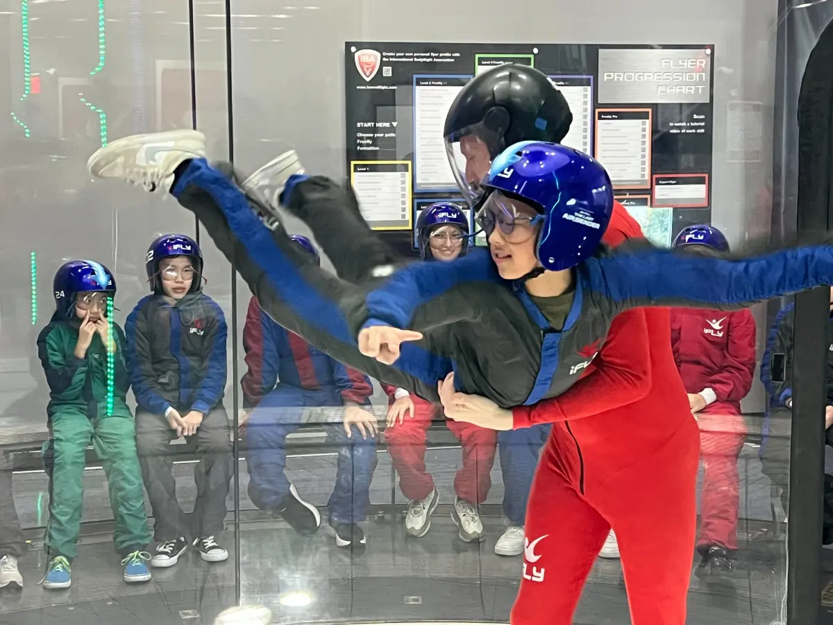 ▲學童在美國休士頓iFLY中心，透過風洞實驗體驗太空人漂浮狀態，也學習流體力學原理。（圖／主辦單位提供）