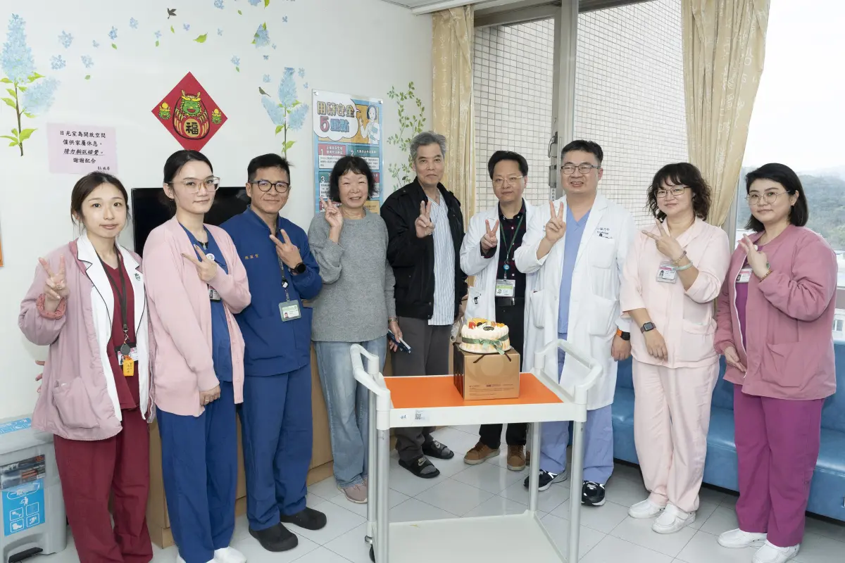 ▲劉先生（中）年前發生主動脈剝離，經雙和醫院搶救活命，日前順利返家。（圖／雙和醫院提供）