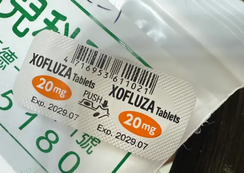 ▲黃建賢說明，Xofluza是專門對抗流感的特效藥，只要吃2顆，就能過短時間讓病毒驟降到檢驗不到，傳染時間也比克流感藥物再降1至2天。（圖／記者周淑萍攝）