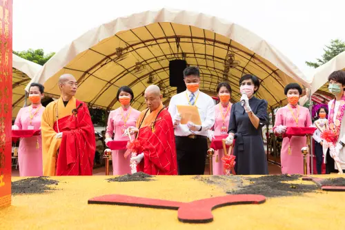 ▲林岱樺和釋煌智關係深厚，恐怕不是空穴來風，釋煌智在政治獻金案，可能也扮演重要角色，才會被檢調約談後，和林岱樺以同樣100萬元交保。（圖／翻攝臉書）