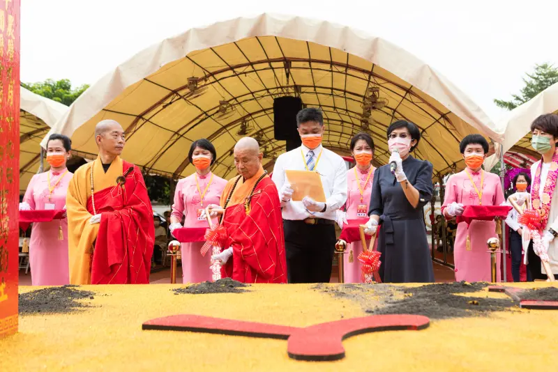 ▲立委林岱樺涉詐助理費案和違法收受政治獻金案，繼昨晚林岱樺胞弟和2服務處人員遭羈押後，檢調今天上午再度前往通法寺搜索。（圖／翻攝臉書）