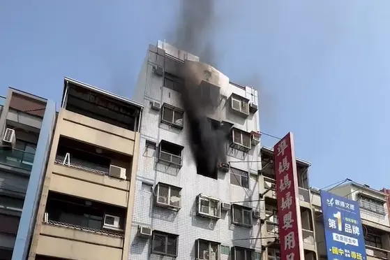 ▲台南東區崇善路一棟7樓公寓發生火警，所幸警消及時疏散5名住戶，僅有1名18歲少女輕傷送醫。（圖／台南市消防局提供）
