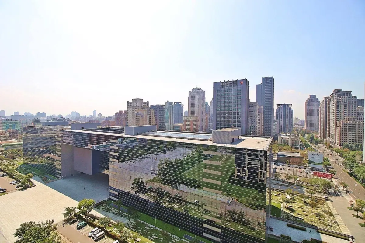 ▲比較電信信令中平日夜間停留人數和戶籍人口數，台中市西屯區兩者相差近10萬人，推測該區有相對較高的購屋需求，是房市潛力區。（圖／永慶房屋提供）