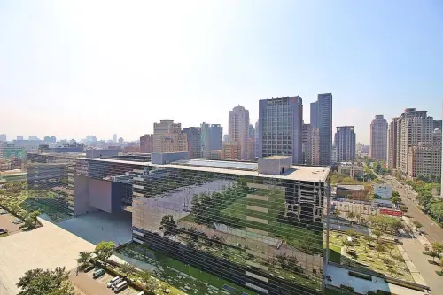 ▲比較電信信令中平日夜間停留人數和戶籍人口數，台中市西屯區兩者相差近10萬人，推測該區有相對較高的購屋需求，是房市潛力區。（圖／永慶房屋提供）