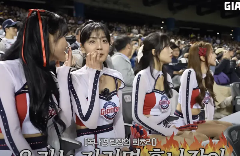 ▲崔洪邏（左1）、睦那京（左2）說台灣啦啦隊一直跳錯，場邊聊天畫面全都被拍下，被發到Threads上引來網友筆戰。（圖／翻攝自YouTube Giants TV）