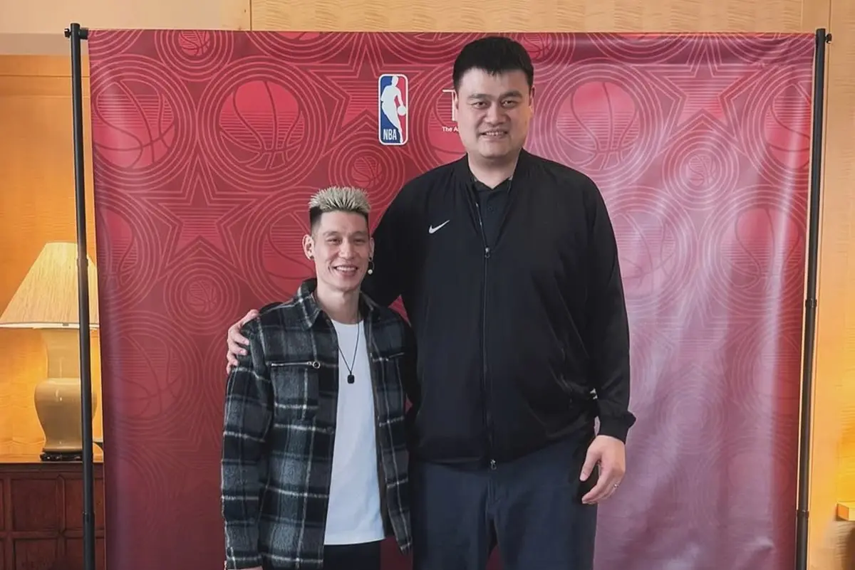 ▲林書豪在個人社交媒體上曬出了與姚明的合影，並分享了一段自己的心路歷程。他回憶道，自己小時候打球時，常因為亞洲人的身份被對手稱作「姚明」，但當時的他並不喜歡這種比較，只想靠實力證明自己。（圖／取自林書豪IG）