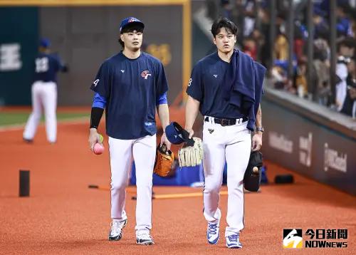 ▲莊陳仲敖（右）經過數日調整，也在場邊感受大巨蛋超過35000位球迷應援的大場面，明戰將蓄勢待發。（圖／記者葉政勳攝 , 2025.02.21）