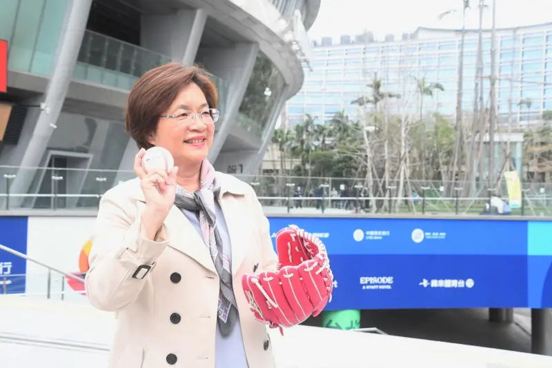 ▲彰化縣長王惠美在台北大巨蛋前擺拍，勾勒彰化大巨蛋未來成為中部地區體育與文化旗艦的美好遠景。（圖／翻攝王惠美臉書，2025.02.21）