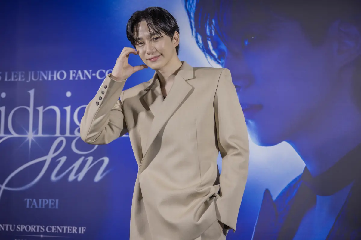 ▲李俊昊腳傷好了許多，走路已經不用拿拐杖，這次來台灣看到粉絲為他布置的房間更讓他嗨到丟拐杖，而他也提到這次來台灣最想吃的美食是芒果冰。（圖／記者朱祖儀攝）