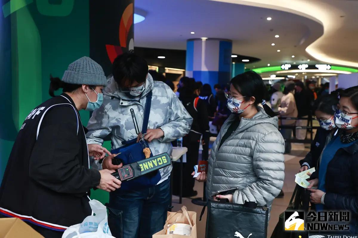 ▲經典賽資格賽觀眾進場需要經過安檢後才能進場，中職熱身賽也將試行。（圖／記者葉政勳攝 , 資料照）