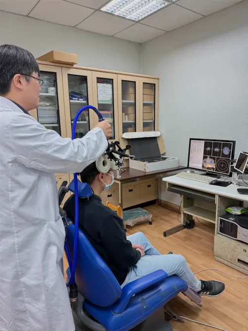 ▲病患接受Theta叢集性經顱磁刺激術刺激右側前額下迴。(圖/長庚醫院提供) ▲病患接受Theta叢集性經顱磁刺激術刺激右側前額下迴。(圖/長庚醫院提供)