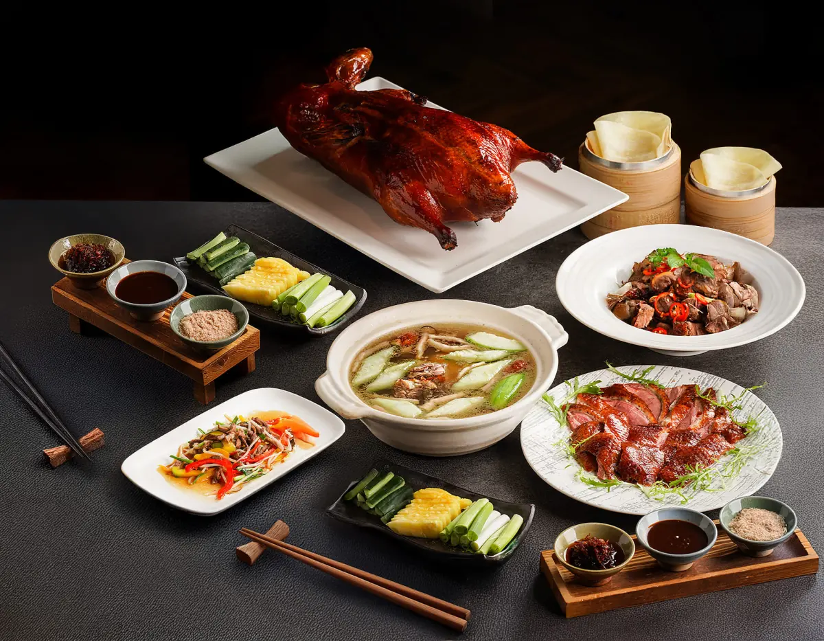 ▲高雄承億酒店全新粵菜烤鴨中餐廳「賀鴨郎」2月26日正式開幕，開幕期間連續推出三波優惠活動，包含「穿金戴銀」就享烤鴨、港點都滿一送一。（圖／高雄承億酒店提供）
