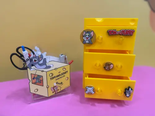 ▲起司桌上收納盒（圖右）；壓克力筆筒（圖左）。（圖／記者鍾怡婷攝）