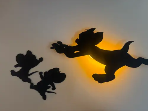 ▲《湯姆貓與傑利鼠 捕捉美好日常》剪影聲控燈。（圖／記者鍾怡婷攝）