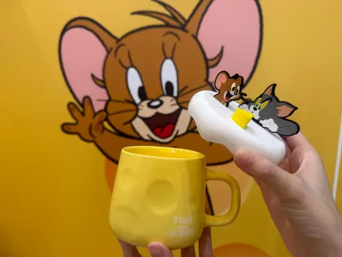 ▲《湯姆貓與傑利鼠 捕捉美好日常》矽膠杯蓋馬克杯。（圖／記者鍾怡婷攝）