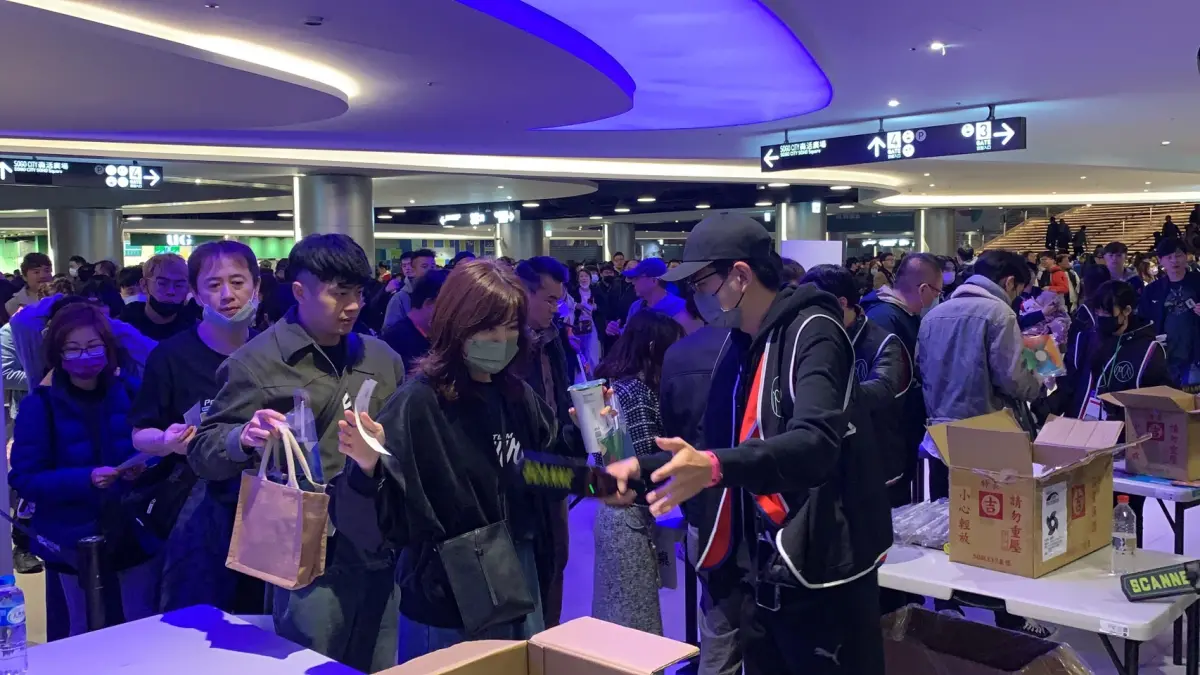 ▲經典賽資格賽首戰，入場球迷接受安檢。（圖／記者陳柏翰攝）