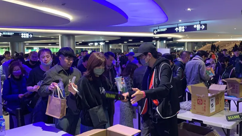 ▲經典賽資格賽首戰，入場球迷接受安檢。（圖／記者陳柏翰攝）