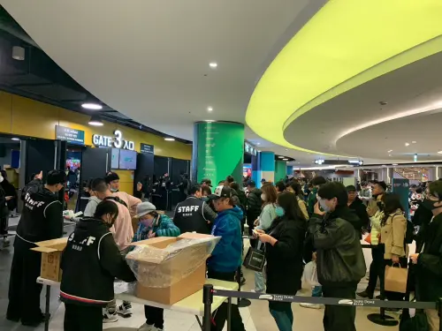 ▲大巨蛋B1區入場人潮湧現。（圖／記者陳柏翰攝）
