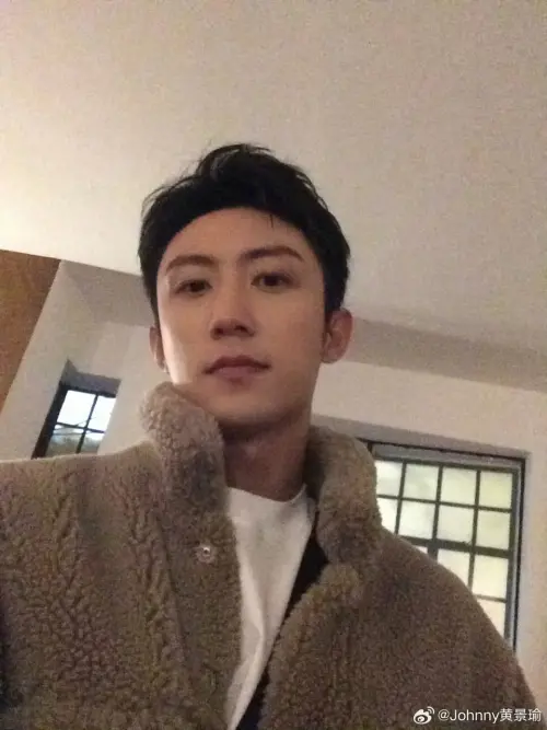 ▲中國男星黃景瑜和1名女性在富國島旅遊時被巧遇，同遊的女方身分不是緋聞女友迪麗熱巴。（圖／黃景瑜 微博）