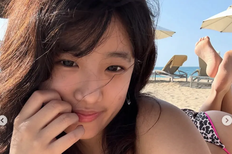 ▲賈靜雯女兒梧桐妹（如圖）曬比基尼辣照，惹火身材曲線讓許多人大讚漂亮，也有人好奇這次修杰楷會說些什麼。（圖／翻攝自梧桐妹IG）