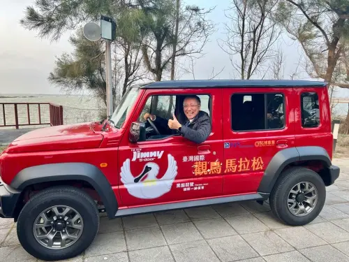 日本出水市代表團走訪雲嘉南濱海 深度體驗鳥類生態之美 ▲出水市長體驗乘坐賞鳥彩繪車。(圖/雲嘉南管理處提供)
