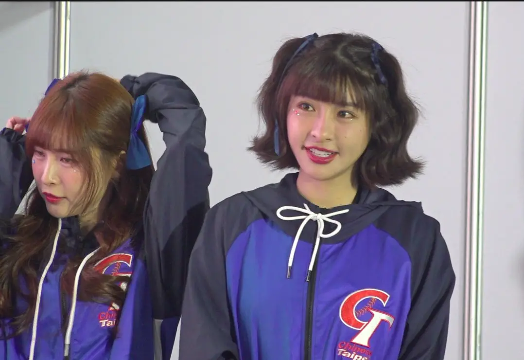 ▲第6屆WBC世界棒球經典賽資格賽今（21）日開打，啦啦隊女神峮峮（右）率邊荷律、李丹妃上場應援，台韓交流真實心聲曝光，「真的很佩服！」（圖／記者吳忠育攝影）