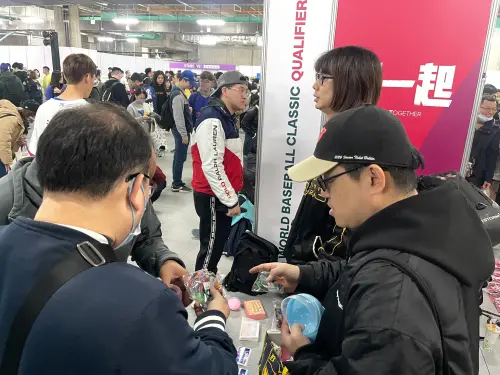 球迷在轉蛋機旁邊交換商品,希望換到喜歡的中華隊球員,現場氣氛熱絡。(圖/記者林子翔攝) ▲球迷在轉蛋機旁邊交換商品,希望換到喜歡的中華隊球員,現場氣氛熱絡。(圖/記者林子翔攝)