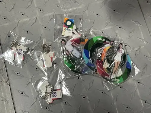 轉蛋機中的中華隊球員、啦啦隊女孩鑰匙圈、立牌最受歡迎,下午就被轉到缺貨。(圖/記者林子翔攝) ▲轉蛋機中的中華隊球員、啦啦隊女孩鑰匙圈、立牌最受歡迎,下午就被轉到缺貨。(圖/記者林子翔攝)