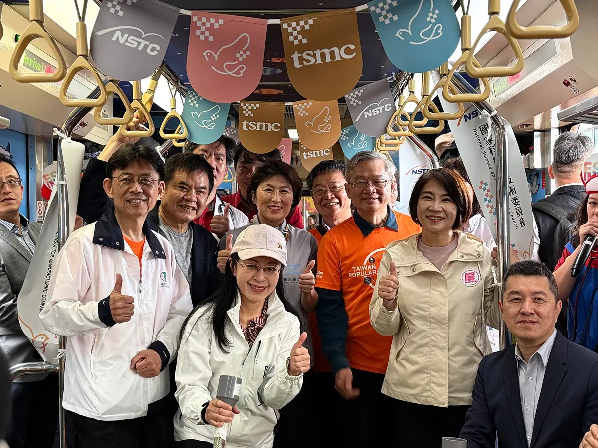 ▲周春米積極參與科學闖關活動，並隨著科普列車向台東出發，將活動交接給台東縣長饒慶鈴繼續推廣。（圖／屏東縣府提供）