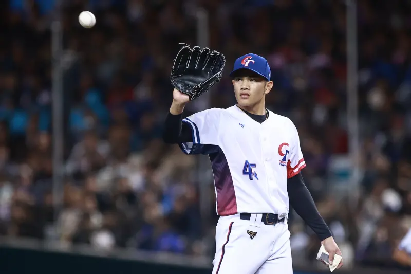 ▲WBC世界棒球經典賽資格賽，台灣19歲小將林維恩中繼面對西班牙，連續飆出3次三振。（圖／記者葉政勳攝）