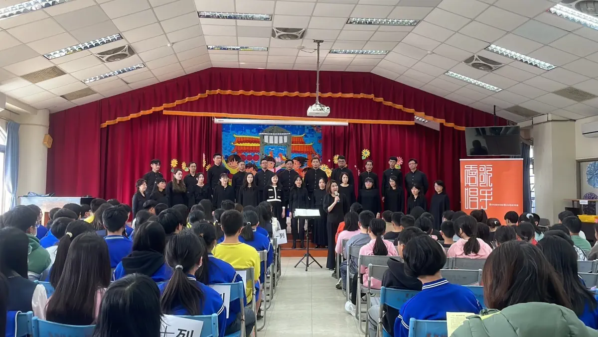 ▲台中愛唱歌手合唱團今日前進東勢區東新國小，為小朋友帶來一場特別的公益音樂會，（圖／主辦單位提供）