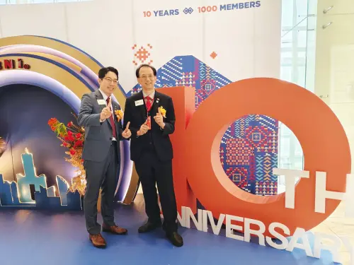 ▲商務引薦平台BNI舉辦第10屆「國際人脈交流週 INW」,BNI高屏區執行董事楊啟富(左)及BNI國家董事謝聰評(右)均出席此次盛會。(圖/記者陳美嘉翻攝) ▲商務引薦平台BNI舉辦第10屆「國際人脈交流週 INW」,BNI高屏區執行董事楊啟富(左)及BNI國家董事謝聰評(右)均出席此次盛會。(圖/記者陳美嘉翻攝)