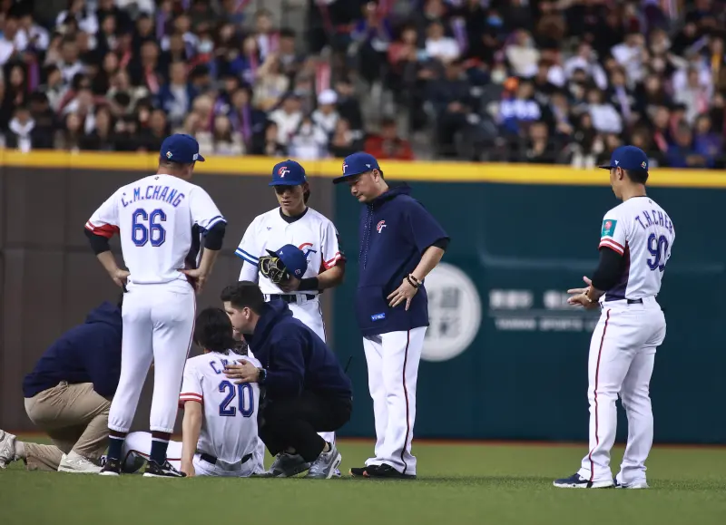 ▲中華隊大幅度落後，恐被西班牙提前7局扣倒，比賽還未結束，已經有不少球迷失望離場。（圖／記者葉政勳攝）